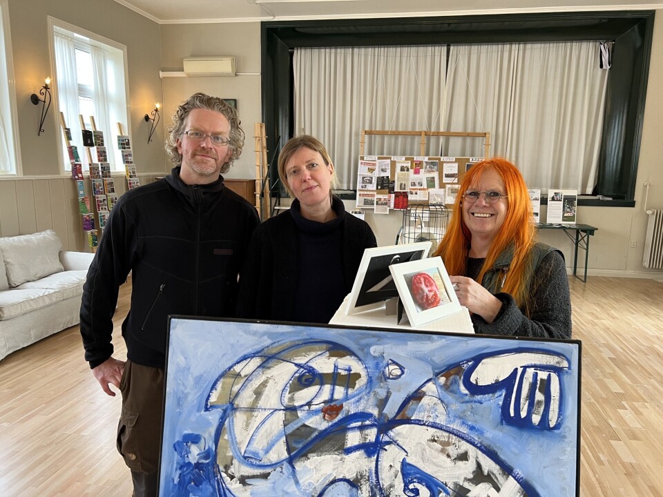 Karin Baum (r.) mit Hannah und Marcus Reinhardt vom Campingplatz Rinkenæshus in der Empfangshalle