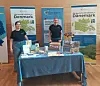 Ruhe vor dem Sturm am Infostand von Sally Flindt-Hansen (rechts) und Marie Medow