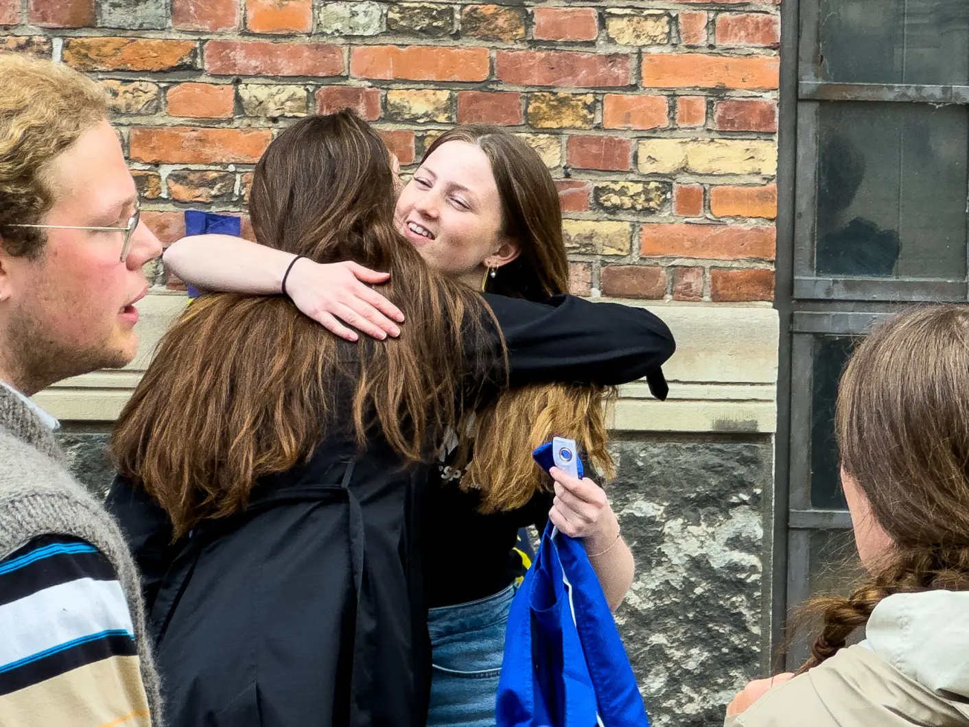 Katharina Kley und Sofie Knauer begrüßen sich.