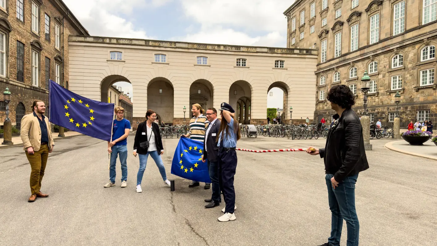 Mitglieder der drei Jugendverbände mit Abgeordneten des SSW vor Christiansborg.