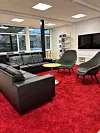 Neue Lounge-Ecke mit rotem Teppichboden