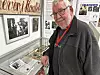 Kaj Nielsen steht vor einer Vitrine mit historischen Fotos und Dokumenten im Museum.