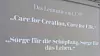 Projektionsfläche mit dem Motto Care for Creation, Care for Life in Deutsch und Englisch.