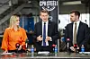 Drei Venstre-Politiker sprechen bei einer Pressekonferenz in der Werkhalle von CPH Steel.