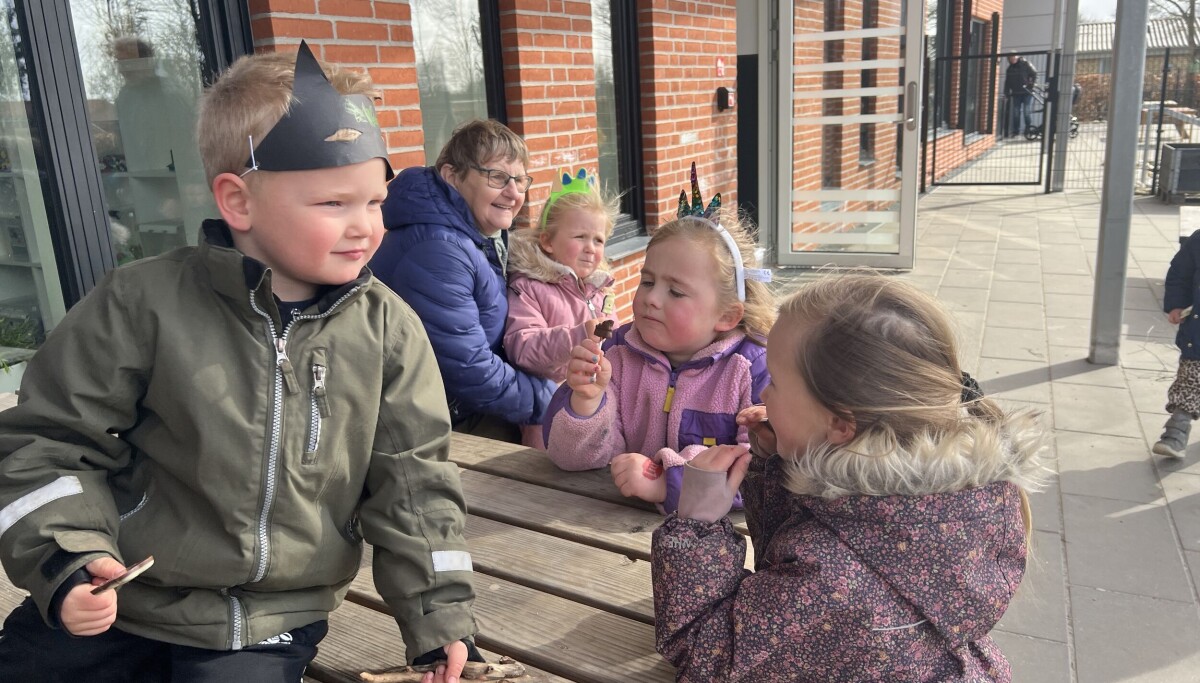 Singing, storytelling, searching: A lively Easter celebration for young ...