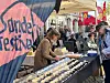 Straßenstand beim Kagefestival in Tondern mit vielen Kuchen und Besuchern unter Zelten.