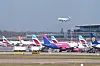 Eurowings-Flugzeug im Landeanflug über dem Hamburger Flughafen mit parkenden Jets