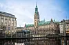 Historisches Rathaus von Hamburg am Wasser in der Abenddämmerung