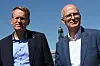 Daniel Günther und Peter Tschentscher im Sonnenschein vor Hamburger Stadtkulisse