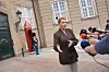 Mette Frederiksen spricht vor Schloss Amalienborg in Kopenhagen zu mehreren Mikrofonen.