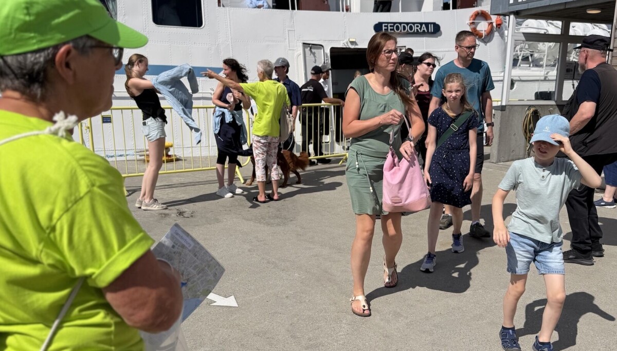 They are there when the ferry docks: Locals help tourists to their desired ...
