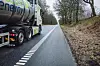 Zwar ist hier am Flensborgvej in Richtung Apenrade (Aabenraa) ein breiter Radstreifen zu finden, überholt ein Lkw mit Tempo 80 wird es trotzdem unangenehm.