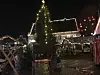 Blick auf den erleuchteten Weihnachtsmarkt
