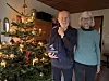 Hanns Peter Blume und Frau Inga in ihrem Wohnzimmer vor dem bereits geschmückten Baum.